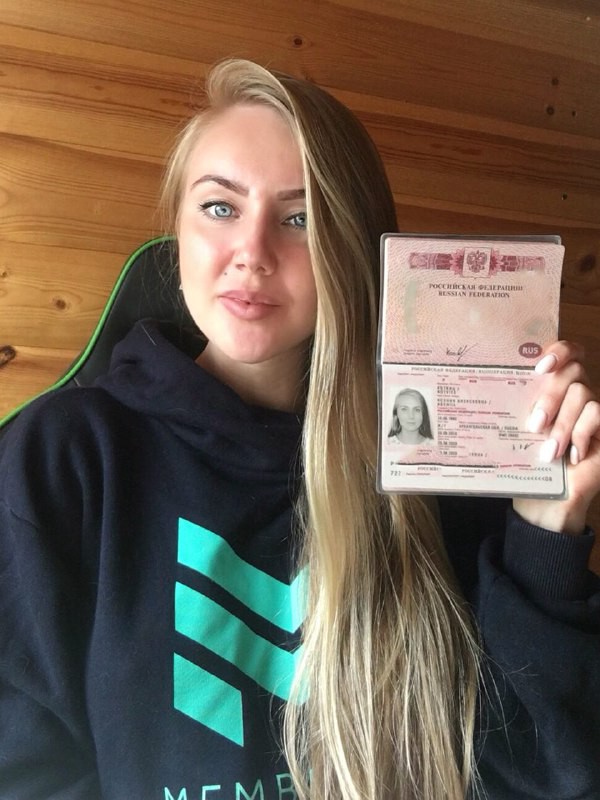 Фото с паспортом в руках тинькофф